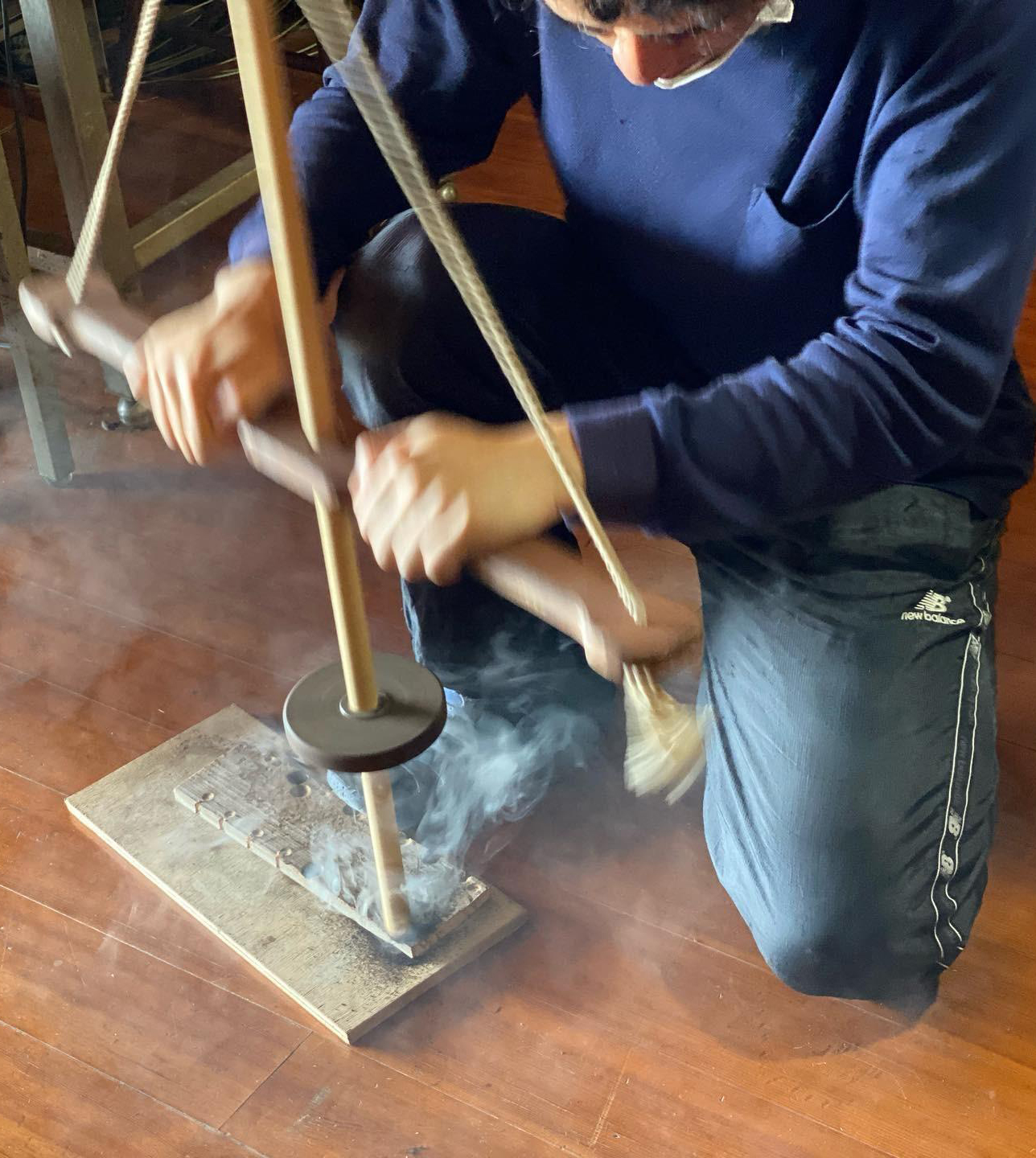 弓切り式で火起こし