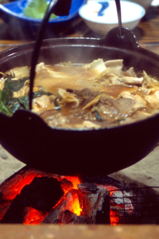 囲炉裏で鍋料理